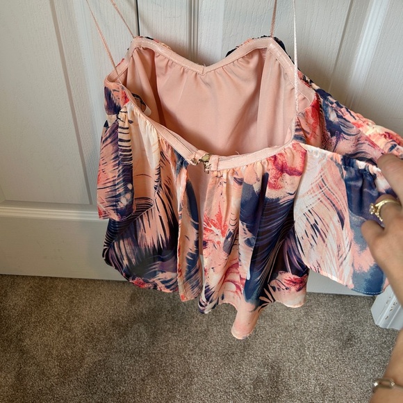 GUESS floral Off Shoulder Top ~ size XS - Picture 8 of 8